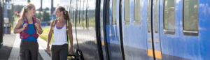två-unga-kvinnor-går-utanför-tåget