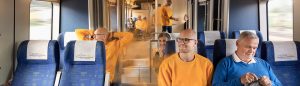 Man på Norrtåg rör sig mellan olika sittplatser